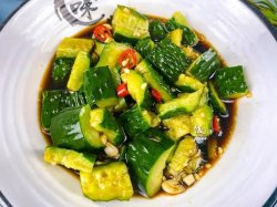 Salată de castraveți cu usturoi拍黄瓜 image