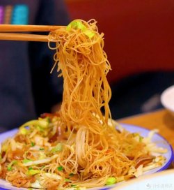 Spaghete cu pui 鸡肉炒粉干 image