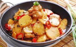 Cartofi pe plită cu foc 干锅土豆片 image