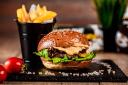 Burger Kasekrainer Black Angus și cartofi Fry`n Dip image