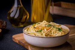 Spaghete aglio olio peperoncino image