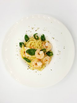 spaghete aglio olio peperoncino e gamberi image
