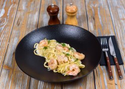 Shrimp linguini in white sauce image