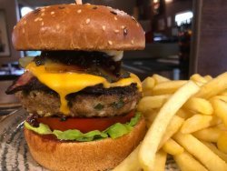 Burger Iberic cu cartofi prajiti image