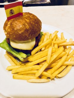 Chichen burger cu cartofi prăjiți image