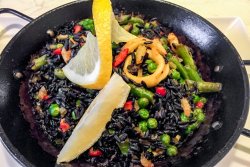 Paella cu orez negru, creveți și calamar image