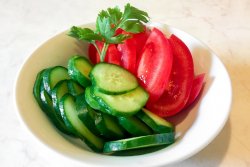 Salată de rosii si castraveti image