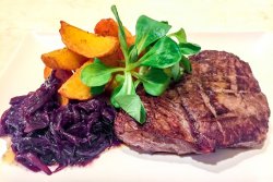 Steak de vită angus la grill cu dulceata de ceapă rosie caramelizata image