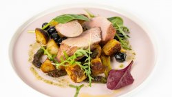 Mușchi de porc cu salată caldă de cartofi, măsline și sparanghel image
