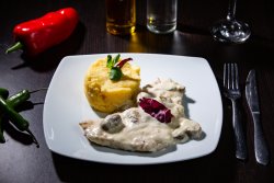 Piept de pui în sos de ciuperci și smântână image