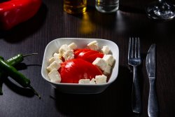 Salată de roșii și telemea image