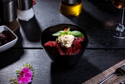 Salată de sfeclă roșie și hrean image