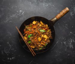 Noodles de pui cu legume image