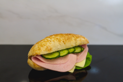 Sandwich cu șuncă de pui image
