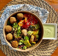 Falafel cu legume coapte image
