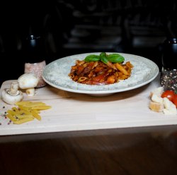 Paste meditaraneene cu sos roșu și piept de pui cu legume image