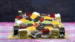 Platou festiv de prăjituri de casă 1 kg image