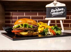 Burger de vită clasic servit cu cartofi prăjiți și sos de maioneza image
