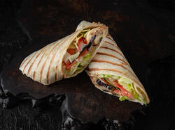Wrap cu pui crocant servit cu cartofi prajiti image