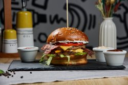 Burger dublu cu brânză în stil grecesc image