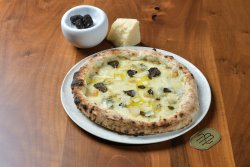 Pizza tartufo e gorgonzolla image