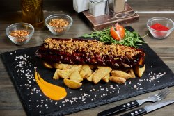 Coastă de porc coaptă, unsă cu sos... image