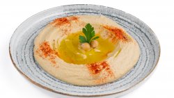 Hummus clasic cu boia afumată și lipie image