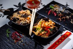 Noodle box cu porc cu bambus image