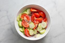 Salată asortată de roşii şi castraveți image
