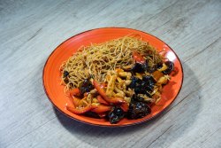 Noodles cu pui, legume și ciuperci image