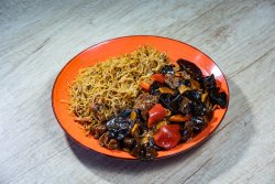 Noodles cu vită, legume și ciuperci image