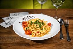 Spaghete cu roșii și mozzarella image