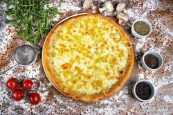 Pizza quattro formagi image