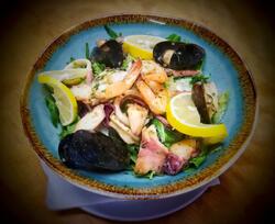 Salată cu fructe de mare image