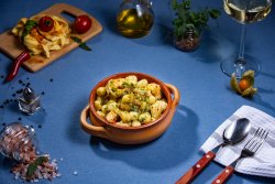 Gnocchi pesto e gamberi image