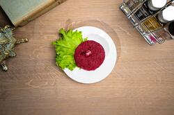 Salată de sfeclă roșie și hrean image
