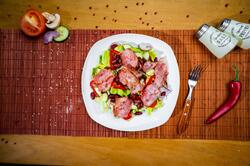 Salată cu fasole roșie și bacon image