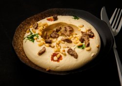 Hummus cu carne și muguri de pin  image