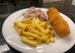 Cordon bleu cu cartofi prăjiți și salată de varză image