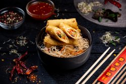 Noodles box cu spring rolls image