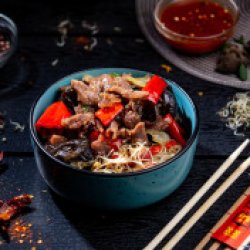 Noodles box cu vită (picant) image