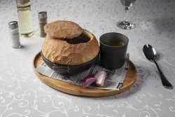 Ciorbă de fasole cu afumătură în pâine image