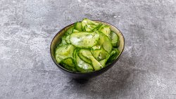 Salată de castraveți proaspeți cu mărar image