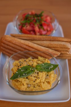 Hummus cu salsa de roșii și baghetă image