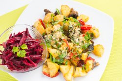 Cartofi copți cu ciuperci și salată de sfecla image