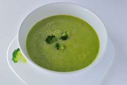 Supă de broccoli cu conopidă image