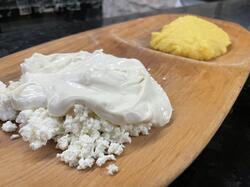 Brânză cu smântână și mămăliguță ~450gr image