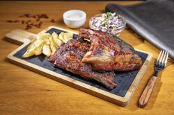 Coaste de porc la jar cu cartofi prăjiți, salată coleslaw și sos roze image