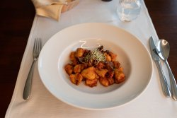 Gnocchi cu ragu vânătoresc, salsiccia și pitonci image