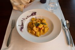 Gnocchi cu curry, creveți și roșii cherry image